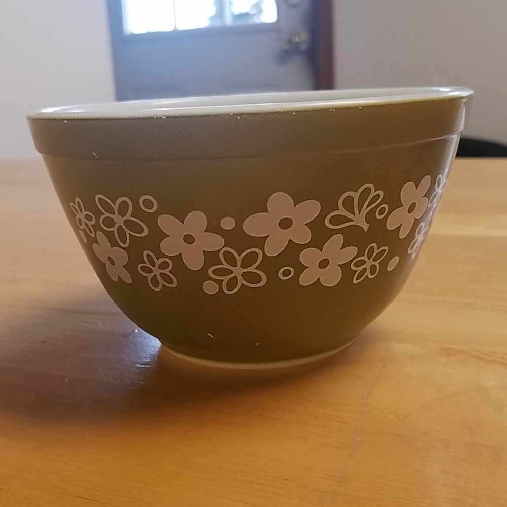 *SOLD* Vintage Pyrex Green Daisy Bowl